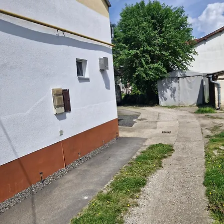 Lidvina - Sajat, Zart Parkoloval Apartment Nyíregyháza