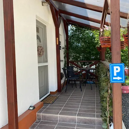 Lidvina - Sajat, Zart Parkoloval Apartment Nyíregyháza