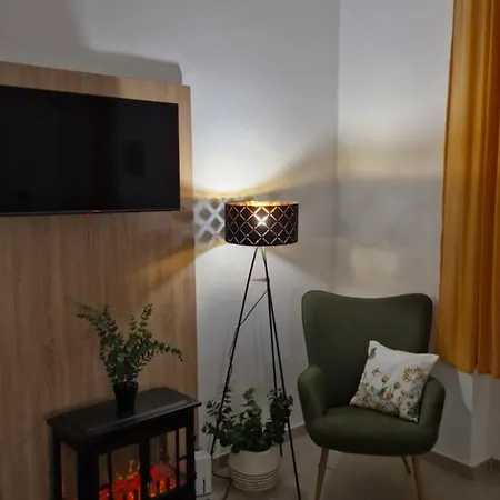 Lidvina - Sajat, Zart Parkoloval Apartment Nyíregyháza